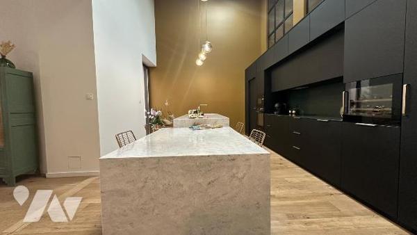 Située sur la commune de Bétheny, cette ancienne grange entièrement rénovée en 2022 offre un ca...