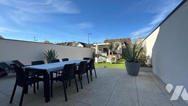 Située sur la commune de Bétheny, cette ancienne grange entièrement rénovée en 2022 offre un ca...