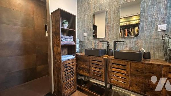 Située sur la commune de Bétheny, cette ancienne grange entièrement rénovée en 2022 offre un ca...