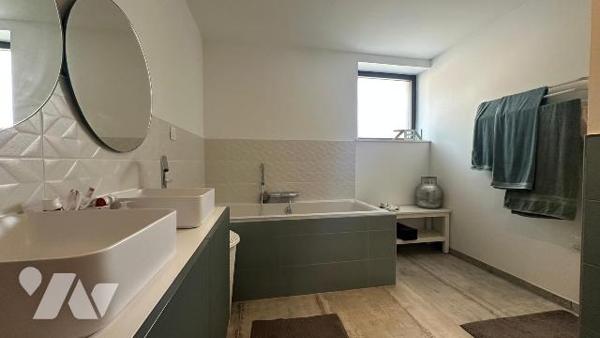 Située sur la commune de Bétheny, cette ancienne grange entièrement rénovée en 2022 offre un ca...