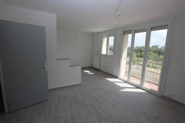 Appartement à louer 4 pièces 64.1m² Montbéliard (25200)