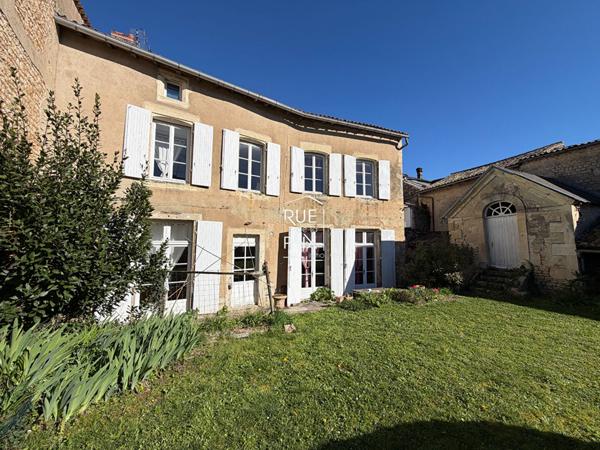 79400 SAINT MAIXENT L ECOLE Maison centre-ville de Saint Maixent L Ecole - 8 chambres - 326m²