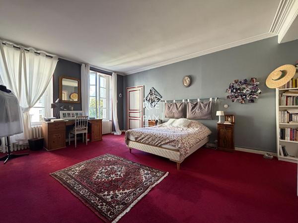 79400 SAINT MAIXENT L ECOLE Maison centre-ville de Saint Maixent L Ecole - 8 chambres - 326m²