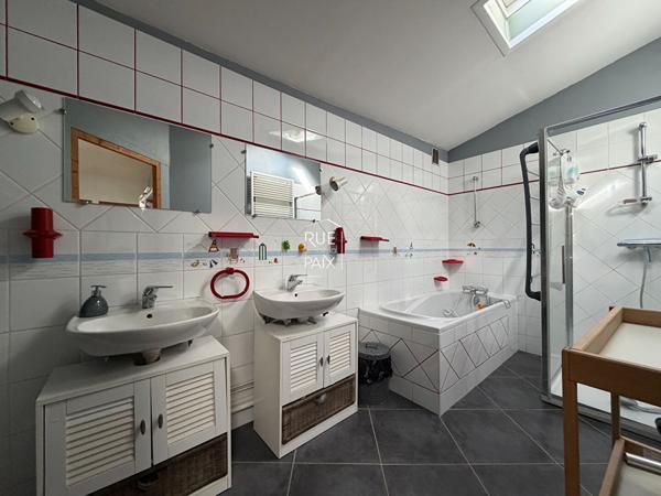 79400 SAINT MAIXENT L ECOLE Maison centre-ville de Saint Maixent L Ecole - 8 chambres - 326m²