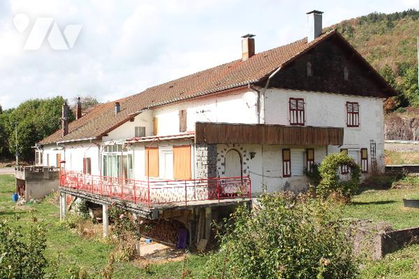 Maison ancienne de 235m² à rénover sur 10a de terrain en situation dominante surplombant la Moselle