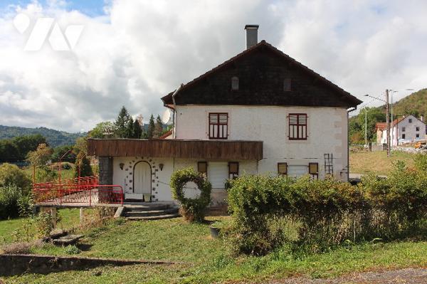 Maison ancienne de 235m² à rénover sur 10a de terrain en situation dominante surplombant la Moselle
