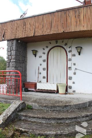 Maison ancienne de 235m² à rénover sur 10a de terrain en situation dominante surplombant la Moselle