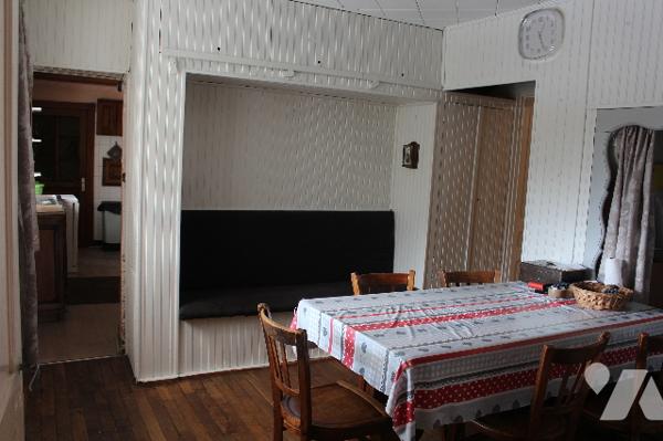 Maison ancienne de 235m² à rénover sur 10a de terrain en situation dominante surplombant la Moselle