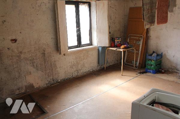 Maison ancienne de 235m² à rénover sur 10a de terrain en situation dominante surplombant la Moselle