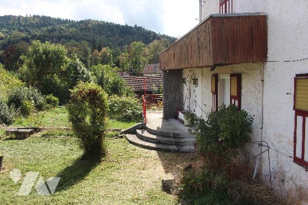 Maison ancienne de 235m² à rénover sur 10a de terrain en situation dominante surplombant la Moselle