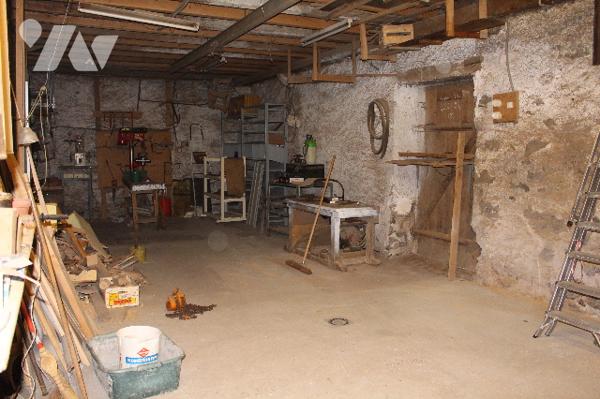 Maison ancienne de 235m² à rénover sur 10a de terrain en situation dominante surplombant la Moselle