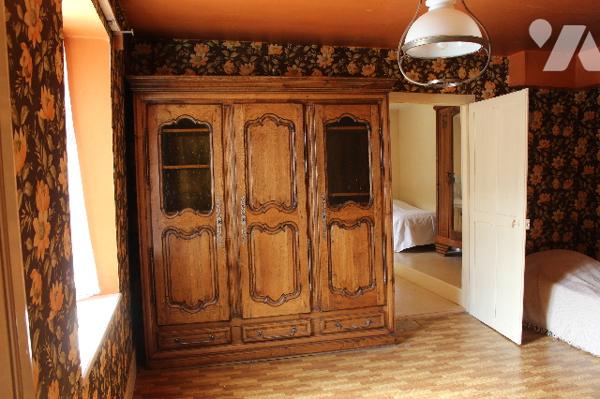 Maison ancienne de 235m² à rénover sur 10a de terrain en situation dominante surplombant la Moselle