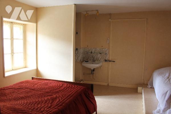 Maison ancienne de 235m² à rénover sur 10a de terrain en situation dominante surplombant la Moselle