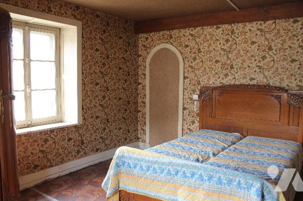 Maison ancienne de 235m² à rénover sur 10a de terrain en situation dominante surplombant la Moselle