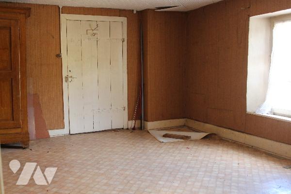 Maison ancienne de 235m² à rénover sur 10a de terrain en situation dominante surplombant la Moselle