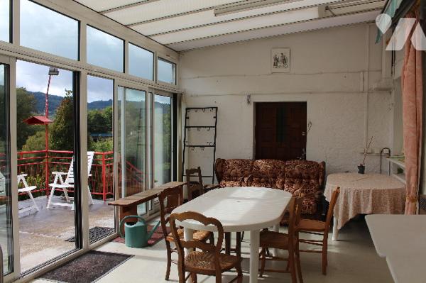 Maison ancienne de 235m² à rénover sur 10a de terrain en situation dominante surplombant la Moselle