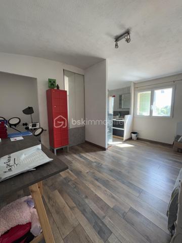 Villa 4 pièces 103 m² + terrain 1125 m² – LUNEL – Sans vis-à-vis

À vendre à Lunel : villa de 103 m² habitables sur un grand terrain de 1125 m², sans aucun vis-à-vis. Environnement calme et agréable, idéal pour une famille ou un projet de vie au vert.

 3 chambres + 1 bureau (parfait télétravail ou chambre d’appoint)
 Séjour spacieux de 37 m² avec poêle
 2 salles d’eau + 2 WC
 Grande Buanderie
 2 grandes terrasses d’environ 30 m² chacune, parfaites pour profiter des extérieurs
 2 grands abris voitures

Équipements :

Cuisine équipée
Chauffage électrique
Forage exclusivement 
Fosse septique à mettre aux normes
Terrain plat et bien entretenu
Pas de vis-à-vis
Proche des commodités, accès rapide aux grands axes.

Prévoir travaux de rénovation, maison lumineuse, offrant un cadre de vie agréable avec un bel espace extérieur.

RARE sur le marché, n'hésitez pas à me contacter pour plus de renseignements.