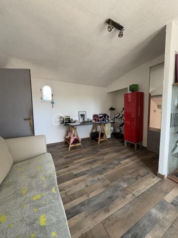 Villa 4 pièces 103 m² + terrain 1125 m² – LUNEL – Sans vis-à-vis

À vendre à Lunel : villa de 103 m² habitables sur un grand terrain de 1125 m², sans aucun vis-à-vis. Environnement calme et agréable, idéal pour une famille ou un projet de vie au vert.

 3 chambres + 1 bureau (parfait télétravail ou chambre d’appoint)
 Séjour spacieux de 37 m² avec poêle
 2 salles d’eau + 2 WC
 Grande Buanderie
 2 grandes terrasses d’environ 30 m² chacune, parfaites pour profiter des extérieurs
 2 grands abris voitures

Équipements :

Cuisine équipée
Chauffage électrique
Forage exclusivement 
Fosse septique à mettre aux normes
Terrain plat et bien entretenu
Pas de vis-à-vis
Proche des commodités, accès rapide aux grands axes.

Prévoir travaux de rénovation, maison lumineuse, offrant un cadre de vie agréable avec un bel espace extérieur.

RARE sur le marché, n'hésitez pas à me contacter pour plus de renseignements.