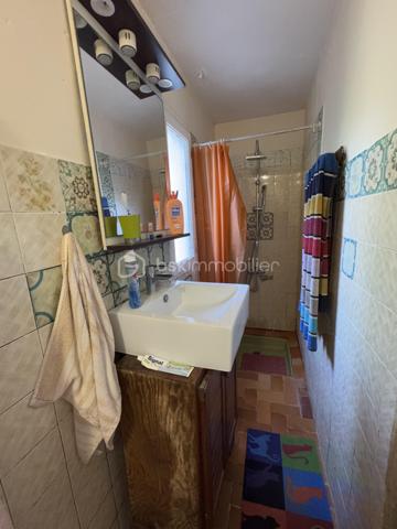 Villa 4 pièces 103 m² + terrain 1125 m² – LUNEL – Sans vis-à-vis

À vendre à Lunel : villa de 103 m² habitables sur un grand terrain de 1125 m², sans aucun vis-à-vis. Environnement calme et agréable, idéal pour une famille ou un projet de vie au vert.

 3 chambres + 1 bureau (parfait télétravail ou chambre d’appoint)
 Séjour spacieux de 37 m² avec poêle
 2 salles d’eau + 2 WC
 Grande Buanderie
 2 grandes terrasses d’environ 30 m² chacune, parfaites pour profiter des extérieurs
 2 grands abris voitures

Équipements :

Cuisine équipée
Chauffage électrique
Forage exclusivement 
Fosse septique à mettre aux normes
Terrain plat et bien entretenu
Pas de vis-à-vis
Proche des commodités, accès rapide aux grands axes.

Prévoir travaux de rénovation, maison lumineuse, offrant un cadre de vie agréable avec un bel espace extérieur.

RARE sur le marché, n'hésitez pas à me contacter pour plus de renseignements.