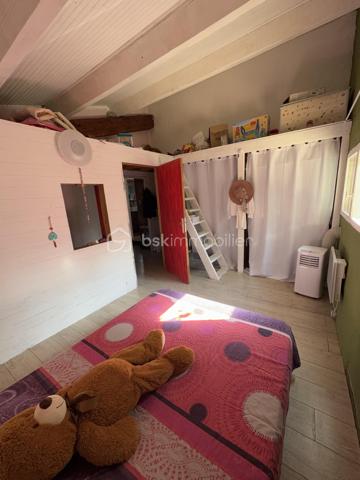 Villa 4 pièces 103 m² + terrain 1125 m² – LUNEL – Sans vis-à-vis

À vendre à Lunel : villa de 103 m² habitables sur un grand terrain de 1125 m², sans aucun vis-à-vis. Environnement calme et agréable, idéal pour une famille ou un projet de vie au vert.

 3 chambres + 1 bureau (parfait télétravail ou chambre d’appoint)
 Séjour spacieux de 37 m² avec poêle
 2 salles d’eau + 2 WC
 Grande Buanderie
 2 grandes terrasses d’environ 30 m² chacune, parfaites pour profiter des extérieurs
 2 grands abris voitures

Équipements :

Cuisine équipée
Chauffage électrique
Forage exclusivement 
Fosse septique à mettre aux normes
Terrain plat et bien entretenu
Pas de vis-à-vis
Proche des commodités, accès rapide aux grands axes.

Prévoir travaux de rénovation, maison lumineuse, offrant un cadre de vie agréable avec un bel espace extérieur.

RARE sur le marché, n'hésitez pas à me contacter pour plus de renseignements.