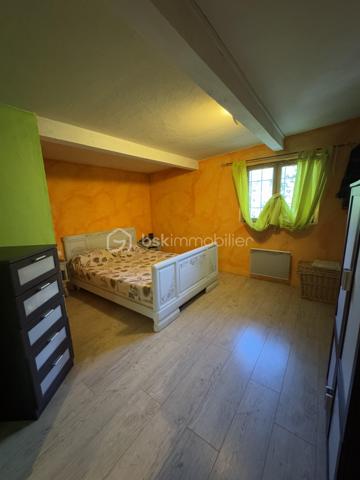Villa 4 pièces 103 m² + terrain 1125 m² – LUNEL – Sans vis-à-vis

À vendre à Lunel : villa de 103 m² habitables sur un grand terrain de 1125 m², sans aucun vis-à-vis. Environnement calme et agréable, idéal pour une famille ou un projet de vie au vert.

 3 chambres + 1 bureau (parfait télétravail ou chambre d’appoint)
 Séjour spacieux de 37 m² avec poêle
 2 salles d’eau + 2 WC
 Grande Buanderie
 2 grandes terrasses d’environ 30 m² chacune, parfaites pour profiter des extérieurs
 2 grands abris voitures

Équipements :

Cuisine équipée
Chauffage électrique
Forage exclusivement 
Fosse septique à mettre aux normes
Terrain plat et bien entretenu
Pas de vis-à-vis
Proche des commodités, accès rapide aux grands axes.

Prévoir travaux de rénovation, maison lumineuse, offrant un cadre de vie agréable avec un bel espace extérieur.

RARE sur le marché, n'hésitez pas à me contacter pour plus de renseignements.