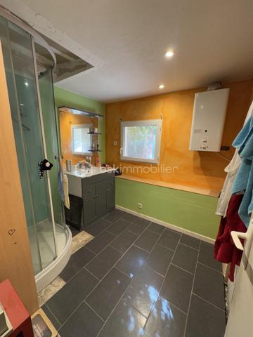 Villa 4 pièces 103 m² + terrain 1125 m² – LUNEL – Sans vis-à-vis

À vendre à Lunel : villa de 103 m² habitables sur un grand terrain de 1125 m², sans aucun vis-à-vis. Environnement calme et agréable, idéal pour une famille ou un projet de vie au vert.

 3 chambres + 1 bureau (parfait télétravail ou chambre d’appoint)
 Séjour spacieux de 37 m² avec poêle
 2 salles d’eau + 2 WC
 Grande Buanderie
 2 grandes terrasses d’environ 30 m² chacune, parfaites pour profiter des extérieurs
 2 grands abris voitures

Équipements :

Cuisine équipée
Chauffage électrique
Forage exclusivement 
Fosse septique à mettre aux normes
Terrain plat et bien entretenu
Pas de vis-à-vis
Proche des commodités, accès rapide aux grands axes.

Prévoir travaux de rénovation, maison lumineuse, offrant un cadre de vie agréable avec un bel espace extérieur.

RARE sur le marché, n'hésitez pas à me contacter pour plus de renseignements.