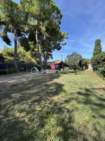 Villa 4 pièces 103 m² + terrain 1125 m² – LUNEL – Sans vis-à-vis

À vendre à Lunel : villa de 103 m² habitables sur un grand terrain de 1125 m², sans aucun vis-à-vis. Environnement calme et agréable, idéal pour une famille ou un projet de vie au vert.

 3 chambres + 1 bureau (parfait télétravail ou chambre d’appoint)
 Séjour spacieux de 37 m² avec poêle
 2 salles d’eau + 2 WC
 Grande Buanderie
 2 grandes terrasses d’environ 30 m² chacune, parfaites pour profiter des extérieurs
 2 grands abris voitures

Équipements :

Cuisine équipée
Chauffage électrique
Forage exclusivement 
Fosse septique à mettre aux normes
Terrain plat et bien entretenu
Pas de vis-à-vis
Proche des commodités, accès rapide aux grands axes.

Prévoir travaux de rénovation, maison lumineuse, offrant un cadre de vie agréable avec un bel espace extérieur.

RARE sur le marché, n'hésitez pas à me contacter pour plus de renseignements.