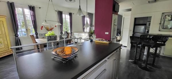 Maison à vendre    4 pièces • 156 m2 Mérignac