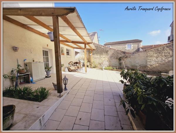 Maison à vendre 7 pièces AULNAY (17) composée de 4 chambres sur une parcelle de 312m², 70m² de dépendances