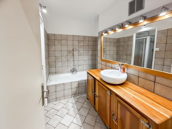 Appartement lumineux 3 pièces 83 m2 Vue Mer à vendre Secteur Michelet 13009 Marseille