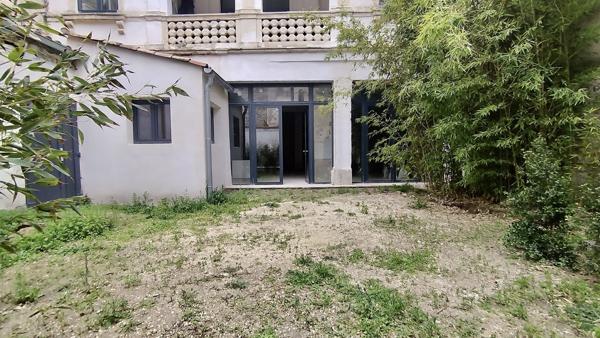 Ensemble immobilier avec jardin et piscine, centre-ville