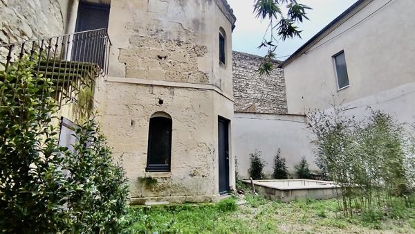 Ensemble immobilier avec jardin et piscine, centre-ville