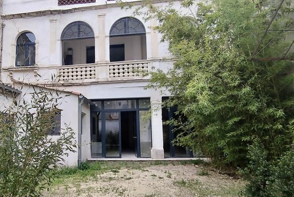 Ensemble immobilier avec jardin et piscine, centre-ville