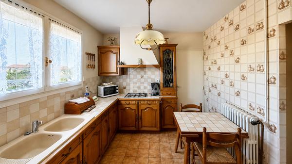 Maison individuelle de PLAIN PIED - 4 chambres - 785 m² de terrain - Beau potentiel