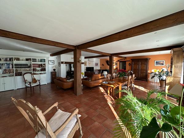 A Vendre Maison 8 pièces 5 chambres 292 m2 terrain piscine