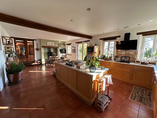 A Vendre Maison 8 pièces 5 chambres 292 m2 terrain piscine