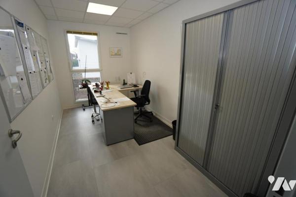 AMIENS, rue ST FUSCIEN appartement d'environ 80m² à usage de bureaux, 2 places de parking