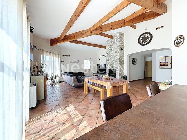 Maison T5 de 134 m2 avec terrain de 715m2, piscine et garage