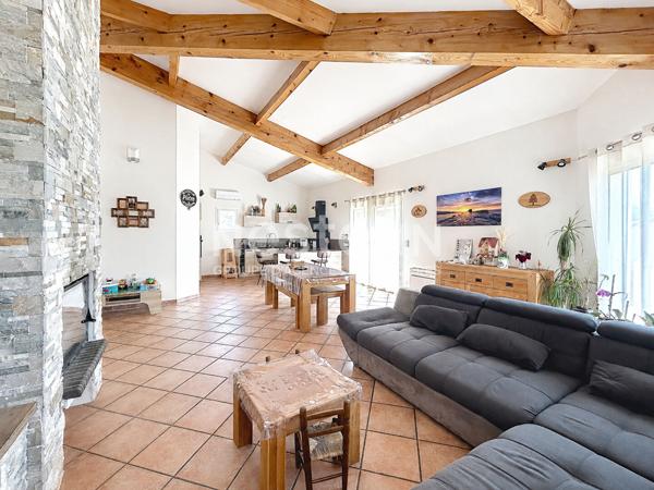 Maison T5 de 134 m2 avec terrain de 715m2, piscine et garage