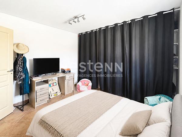 Maison T5 de 134 m2 avec terrain de 715m2, piscine et garage