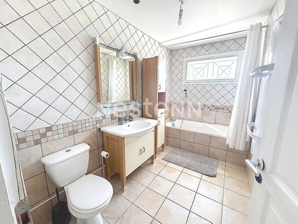 Maison T5 de 134 m2 avec terrain de 715m2, piscine et garage