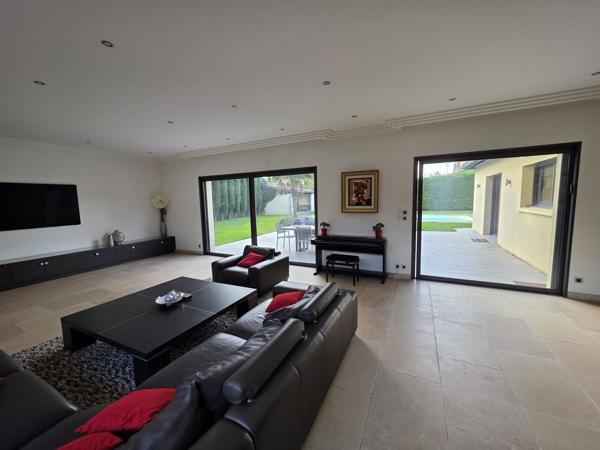 Maison 7 pièces - 300 m²