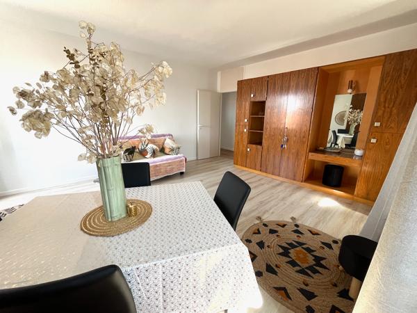 Villeneuve sur Lot, appartement MEUBLÉ T3 de 83,60 m2 situé dans quartier Sainte Catherine commerçant, Vue sur l'église Sainte Catherine et sur la place Lafayette depuis l'appartement. Il est composé d'une entrée spacieuse avec placards, d'un séjour agré , Villeneuve sur lot