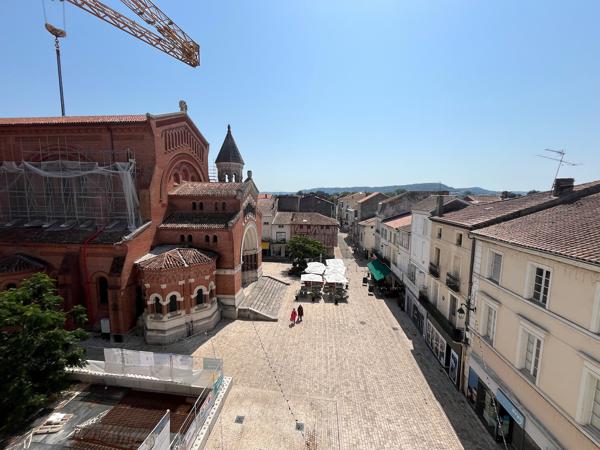 Villeneuve sur Lot, appartement MEUBLÉ T3 de 83,60 m2 situé dans quartier Sainte Catherine commerçant, Vue sur l'église Sainte Catherine et sur la place Lafayette depuis l'appartement. Il est composé d'une entrée spacieuse avec placards, d'un séjour agré , Villeneuve sur lot