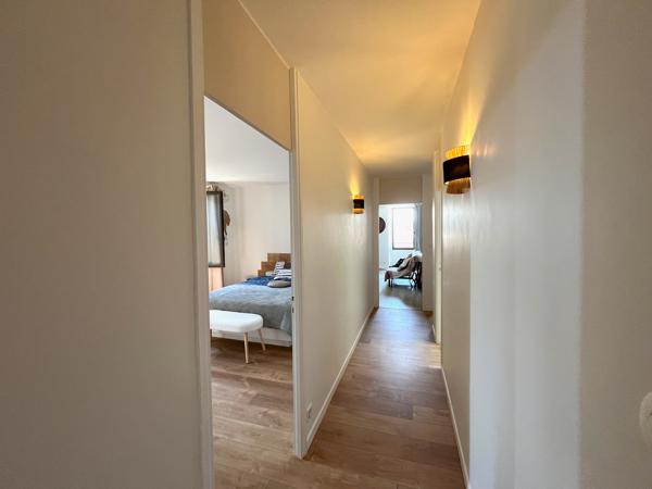 Villeneuve sur Lot, appartement MEUBLÉ T3 de 83,60 m2 situé dans quartier Sainte Catherine commerçant, Vue sur l'église Sainte Catherine et sur la place Lafayette depuis l'appartement. Il est composé d'une entrée spacieuse avec placards, d'un séjour agré , Villeneuve sur lot
