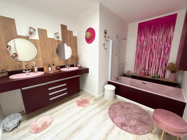 Villeneuve sur Lot, appartement MEUBLÉ T3 de 83,60 m2 situé dans quartier Sainte Catherine commerçant, Vue sur l'église Sainte Catherine et sur la place Lafayette depuis l'appartement. Il est composé d'une entrée spacieuse avec placards, d'un séjour agré , Villeneuve sur lot