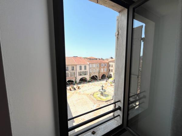 Villeneuve sur Lot, appartement MEUBLÉ T3 de 83,60 m2 situé dans quartier Sainte Catherine commerçant, Vue sur l'église Sainte Catherine et sur la place Lafayette depuis l'appartement. Il est composé d'une entrée spacieuse avec placards, d'un séjour agré , Villeneuve sur lot