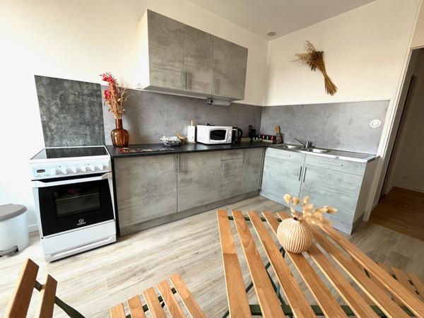 Villeneuve sur Lot, appartement MEUBLÉ T3 de 83,60 m2 situé dans quartier Sainte Catherine commerçant, Vue sur l'église Sainte Catherine et sur la place Lafayette depuis l'appartement. Il est composé d'une entrée spacieuse avec placards, d'un séjour agré , Villeneuve sur lot