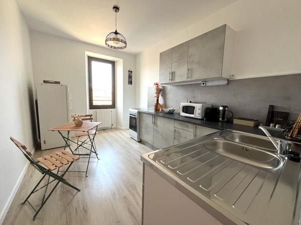 Villeneuve sur Lot, appartement MEUBLÉ T3 de 83,60 m2 situé dans quartier Sainte Catherine commerçant, Vue sur l'église Sainte Catherine et sur la place Lafayette depuis l'appartement. Il est composé d'une entrée spacieuse avec placards, d'un séjour agré , Villeneuve sur lot
