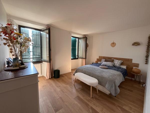 Villeneuve sur Lot, appartement MEUBLÉ T3 de 83,60 m2 situé dans quartier Sainte Catherine commerçant, Vue sur l'église Sainte Catherine et sur la place Lafayette depuis l'appartement. Il est composé d'une entrée spacieuse avec placards, d'un séjour agré , Villeneuve sur lot